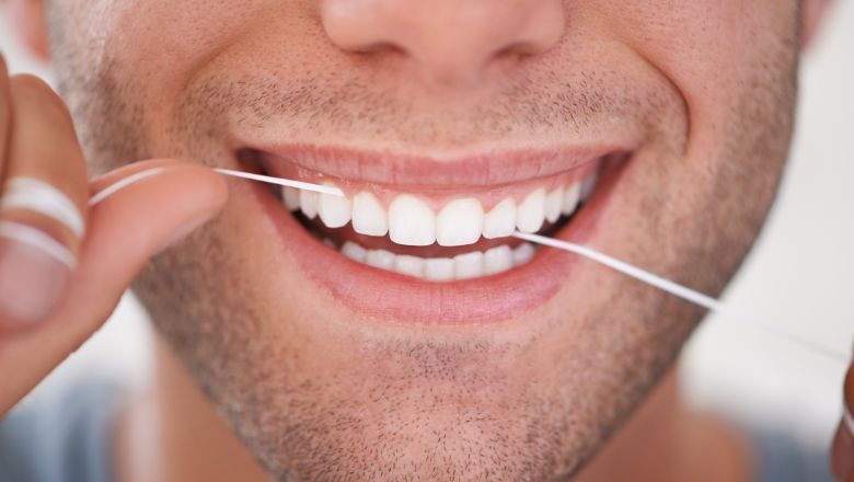 El hilo dental permite limpiar la cara oculta de los dientes. 