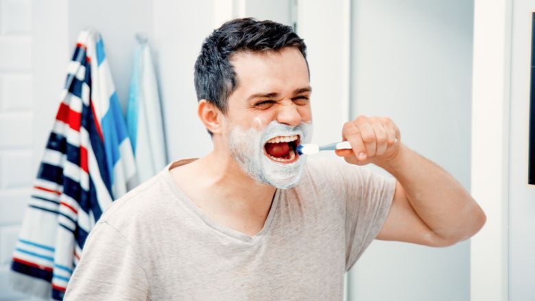 encia retraida cepillado agresivo