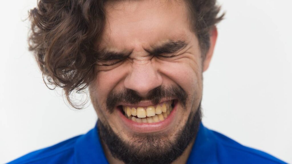 ¿Por qué se ponen los dientes amarillos? Causas y cómo blanquearlos