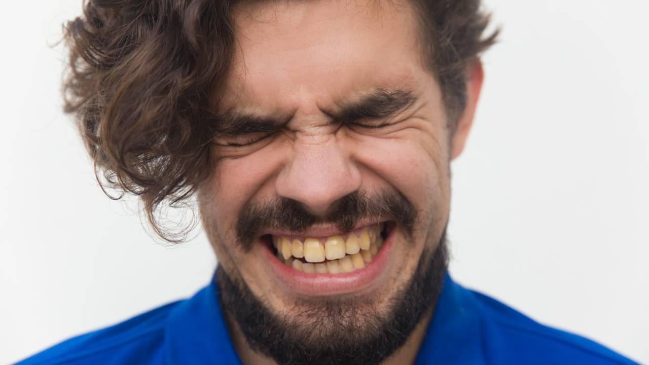 ¿Por qué se ponen los dientes amarillos? Causas y cómo blanquearlos